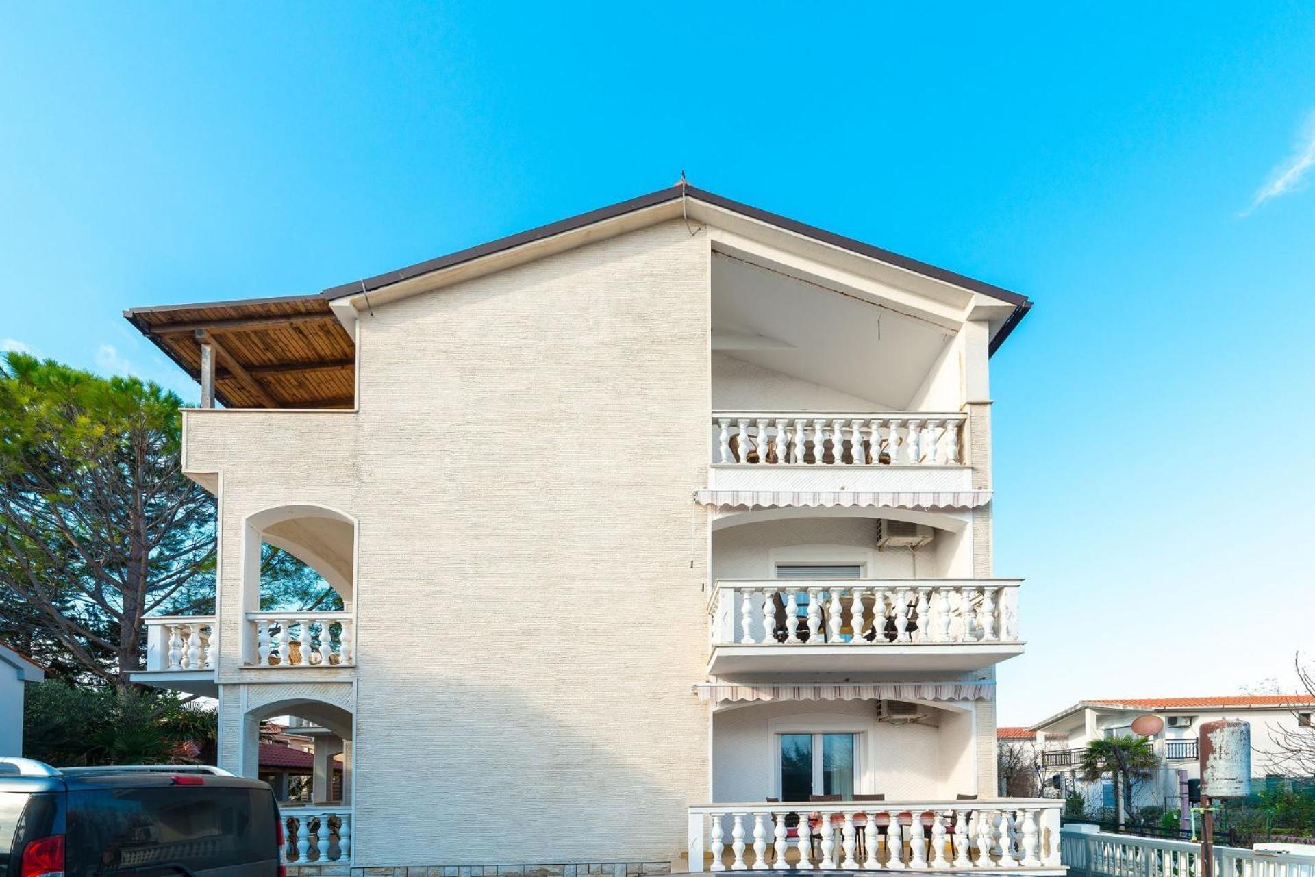 נין Apartments Ivica - With Parking מראה חיצוני תמונה