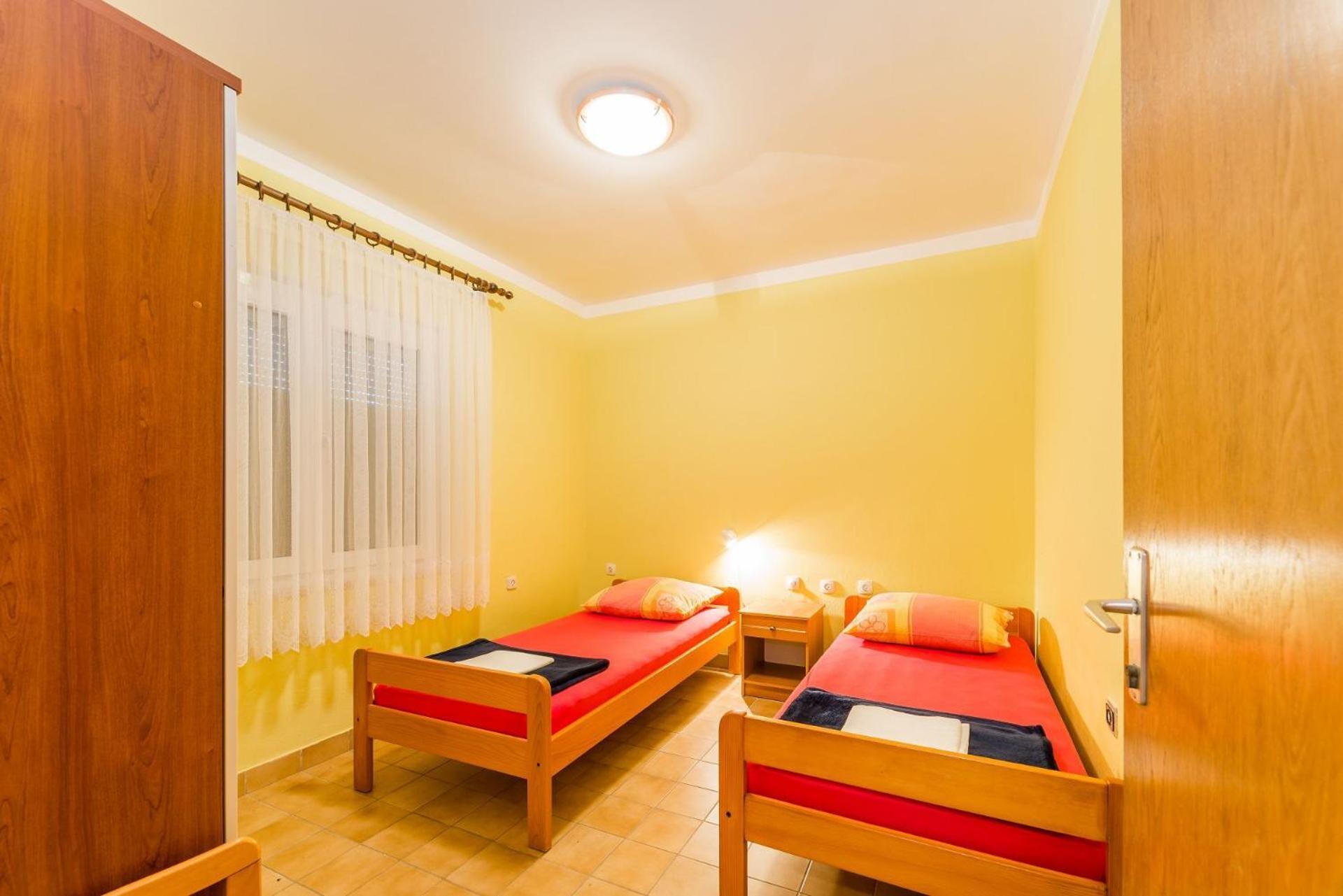 נין Apartments Ivica - With Parking מראה חיצוני תמונה